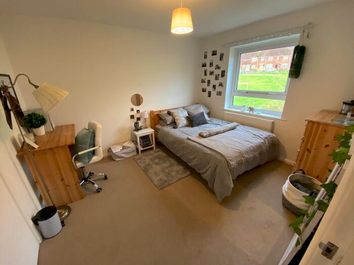 3 Bedroom Flat To Rent In Woolford Close, Winchester, SO22