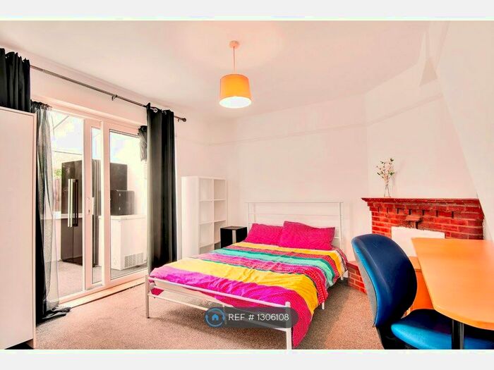 4 Bedroom Semi-Detached House To Rent In Saffron Platt, Guildford GU2