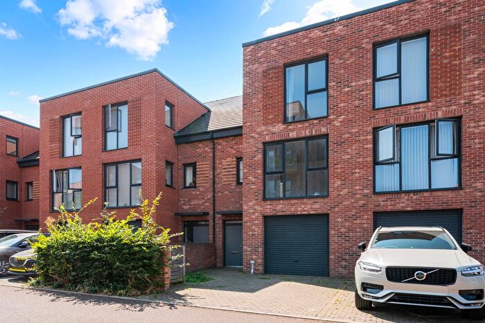 4 Bedroom Town House For Sale In Reynard Way, Brentford, TW8