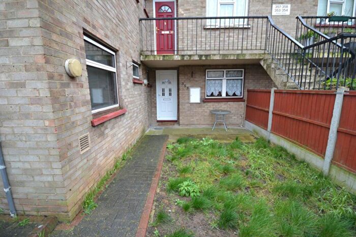 2 Bedroom Flat To Rent In Ashley Close, Corringham, SS17