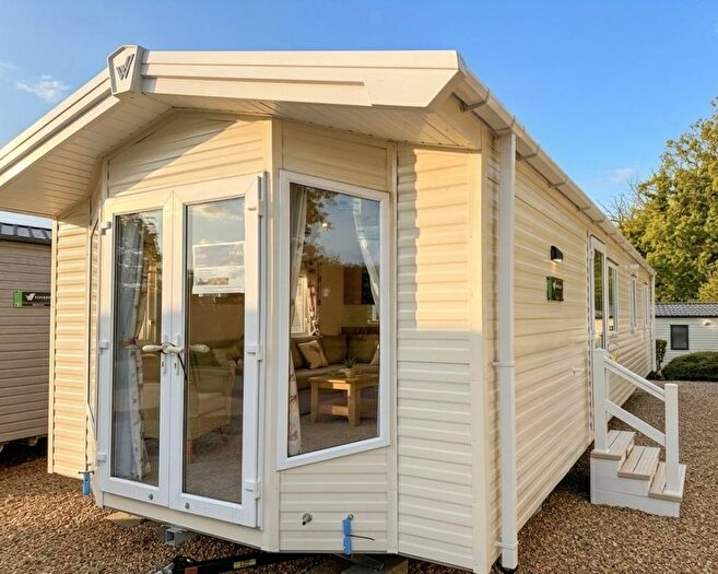 2 Bedroom Mobile/park Home For Sale In Devonshire Drive, Tenby, SA70