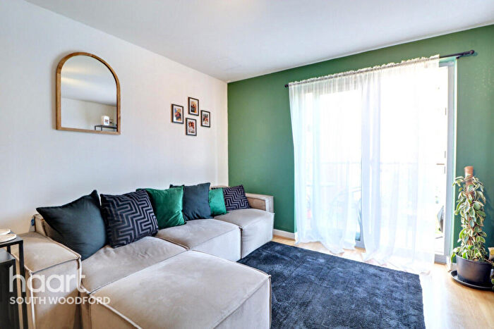 1 Bedroom Apartment For Sale In Imperial Heights, South Woodford, E18