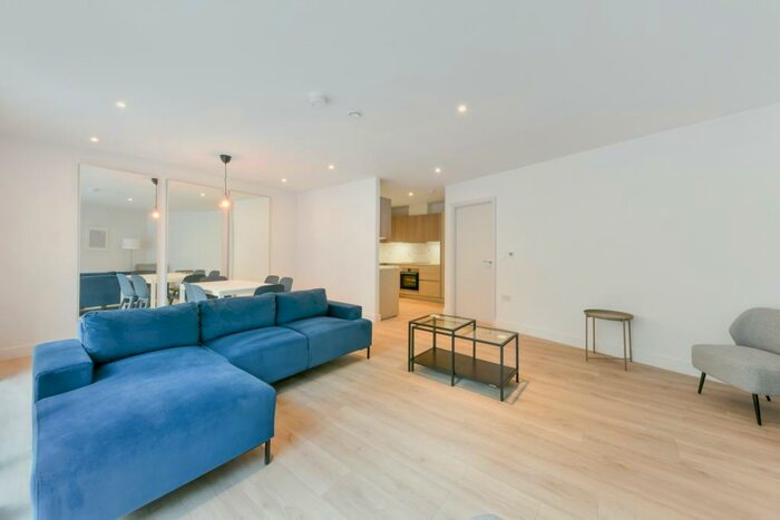 3 Bedroom Flat To Rent In A Red Post Hill London, SE24