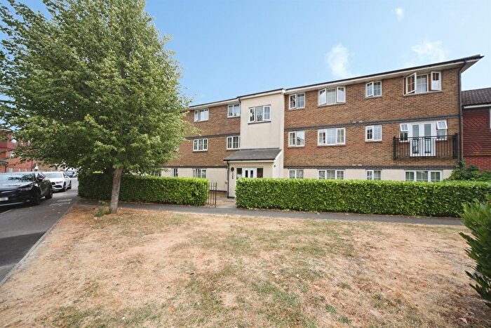 2 Bedroom Flat For Sale In Kiln Way, Dunstable, LU5