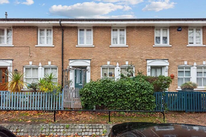 3 Bedroom Terraced House For Sale In Blakeney Close, London, NW1