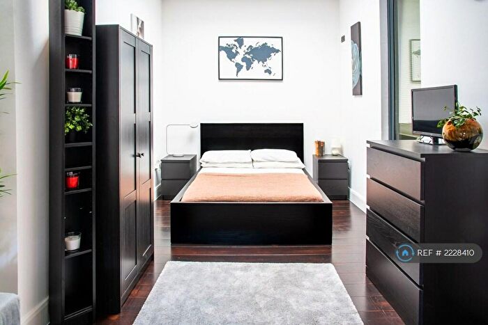 Studio To Rent In Hanover House, London, NW2