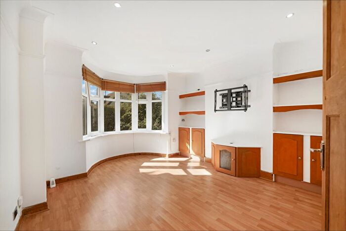 2 Bedroom Maisonette To Rent In Charterhouse Avenue, Wembley, HA0