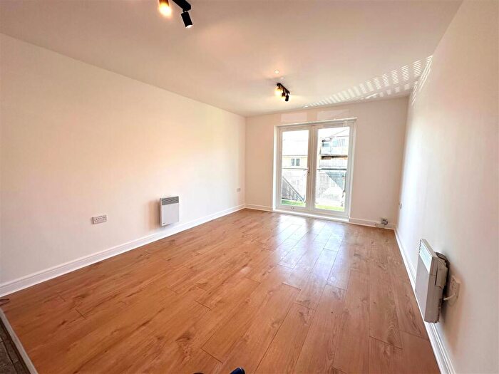 1 Bedroom Apartment To Rent In Lockwood Place, South Chingford, E4