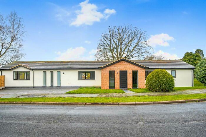 5 Bedroom Bungalow For Sale In The Bury, Pavenham, MK43