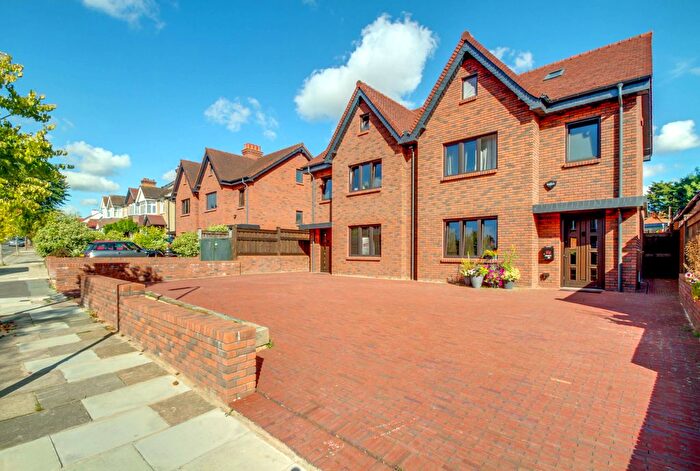 4 Bedroom Semi-detached House For Sale In Ravenor Park Road, Greenford, UB6