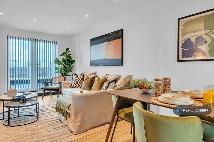 3 Bedroom Flat To Rent In High Road, London, N12