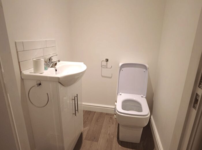 1 Bedroom Flat To Rent In Flat, High Street - Bed, LN5