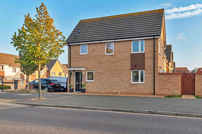 3 Bedroom Semi Detached House For Sale In Hampton Avenue, Hampton Centre, Peterborough, PE7