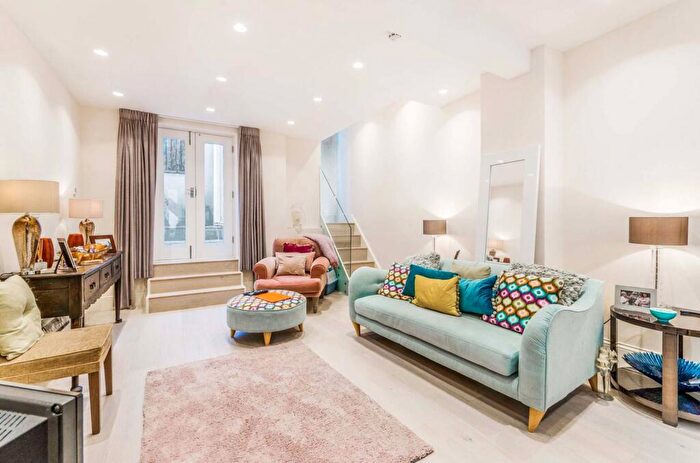 3 Bedroom House To Rent In St Peters Street, Angel, London, N1