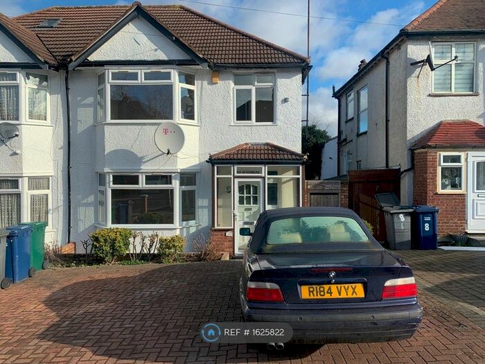 3 Bedroom Detached House To Rent In Ryhope Road, London, N11