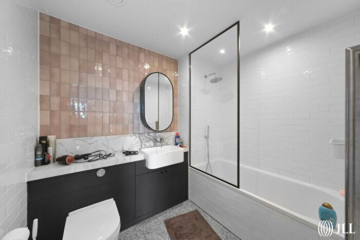 2 Bedroom Apartment For Sale In Viaduct Gardens London, SW11