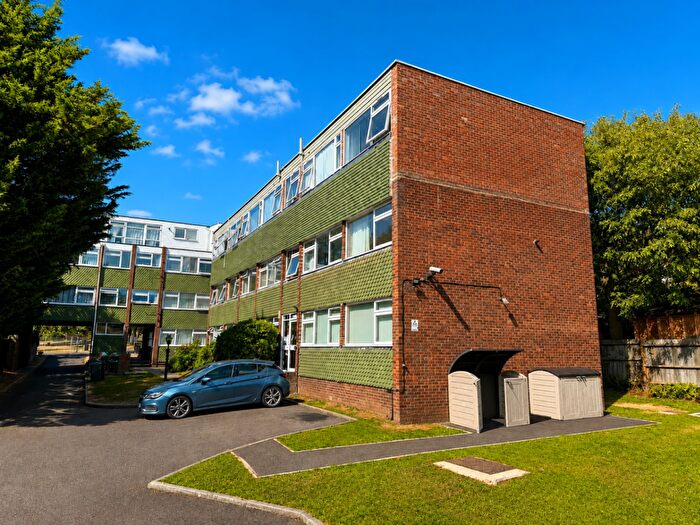 2 Bedroom Apartment For Sale In Valley Court, Woodford Green, IG8