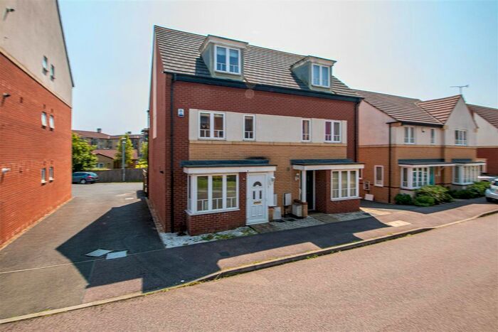 4 Bedroom Property To Rent In Sakura Walk, Willen Park, Milton Keynes, MK15