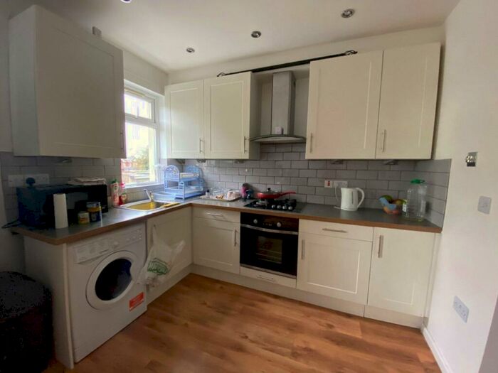 3 Bedroom Flat To Rent In Frognal Avenue Harrow, HA1
