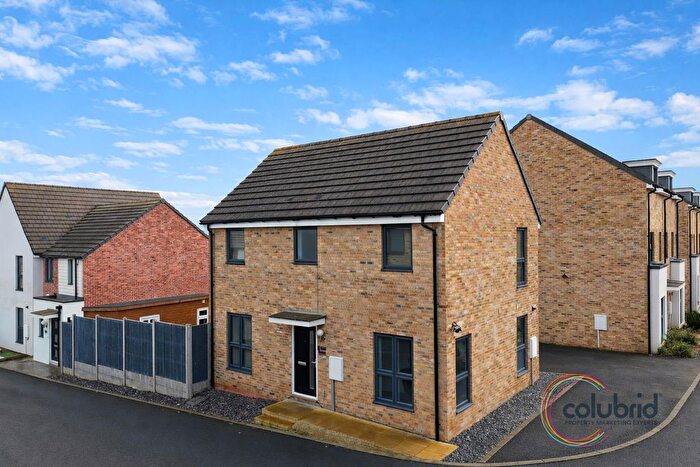 3 Bedroom Detached House For Sale In Mill Field Way, Aveley, RM15