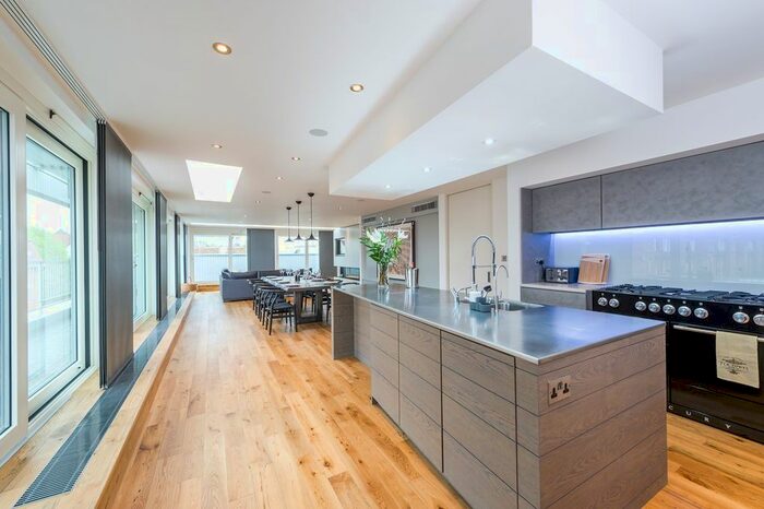 3 Bedroom Flat To Rent In Redchurch Street, London, E2