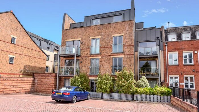 2 Bedroom Flat To Rent In The Crescent, Maidenhead SL6