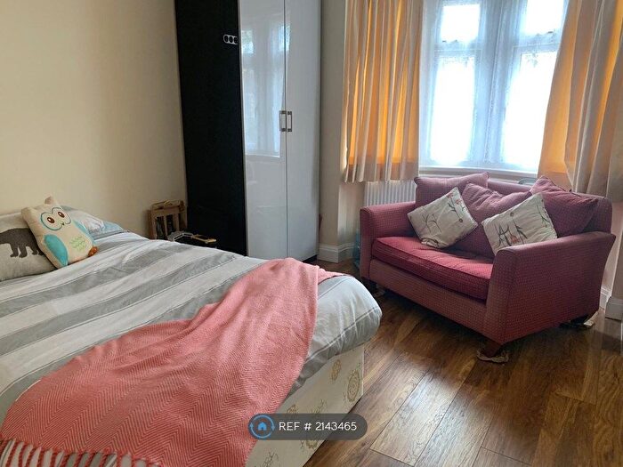 Studio To Rent In Hanworth Road, Hounslow, TW3