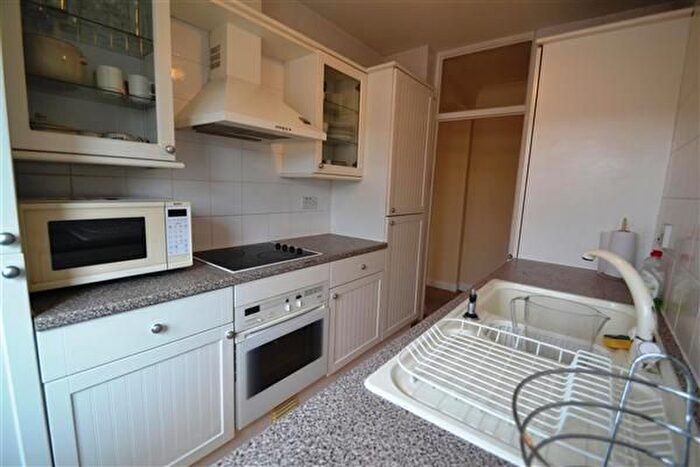 2 Bedroom Flat To Rent In Elms Court, Wimbledon, SW19
