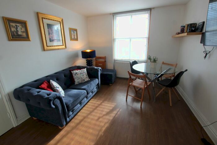 2 Bedroom Flat To Rent In Gloucester Terrace, London, Greater London, W2