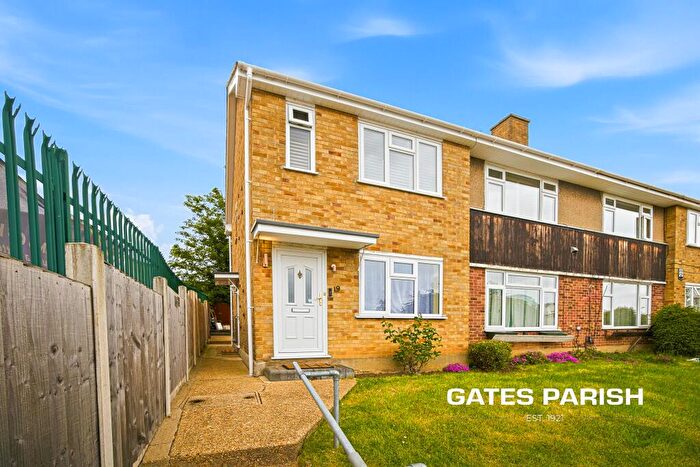 2 Bedroom Maisonette For Sale In Boundary Road, Upminster, RM14