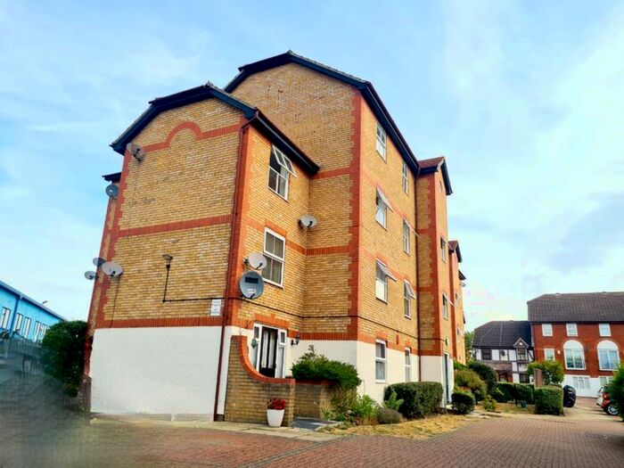 2 Bedroom Flat To Rent In Kennet Square, Mitcham, CR4