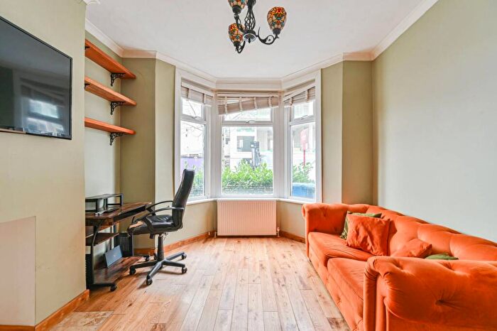 1 Bedroom Flat To Rent In Commercial Way, Peckham, London, SE15