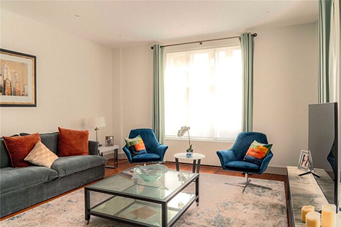 3 Bedroom Flat To Rent In Portland Place, Marylebone, W1B