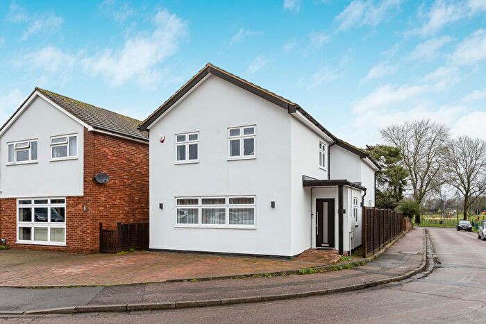 4 Bedroom Detached House For Sale In Carisbrooke Road, St. Albans, Hertfordshire, AL2