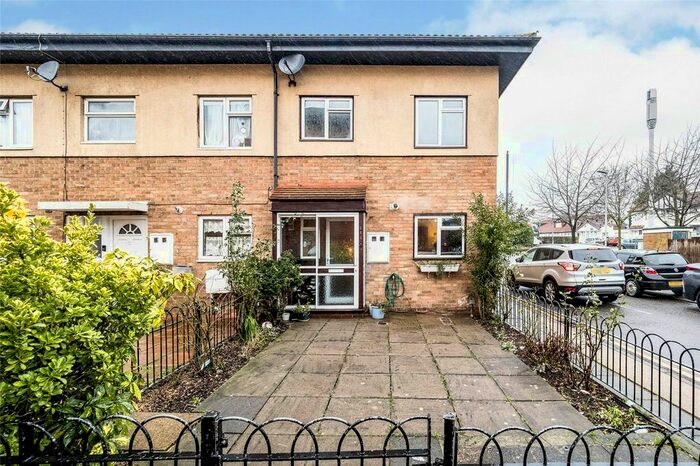 3 Bedroom End Of Terrace House For Sale In Tiptree Crescent, Clayhall, Ilford, Essex, IG5