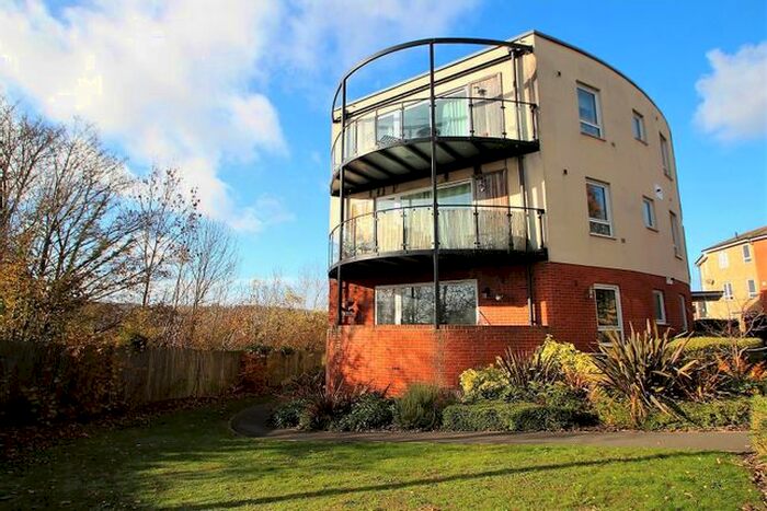 2 Bedroom Flat To Rent In East Side, High Wycombe, HP13