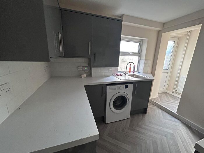 3 Bedroom End Of Terrace House To Rent In First Avenue, Chatham, ME4