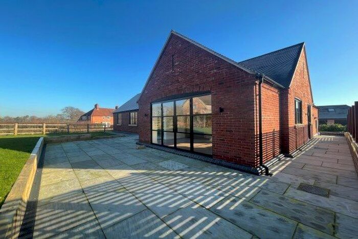 3 Bedroom Barn Conversion To Rent In Weaverlake Drive, Burton-On-Trent, DE13