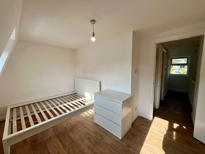 3 Bedroom Flat To Rent In Simpson Street, SW11