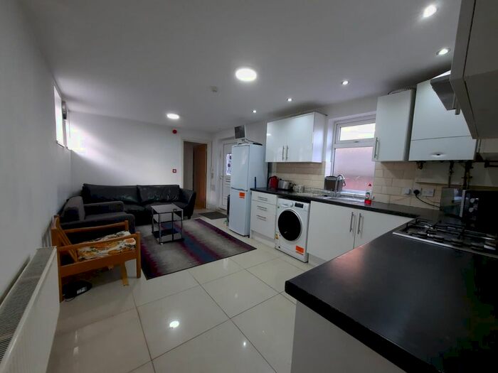 2 Bedroom Flat To Rent In Newport Road, Cardiff, CF24
