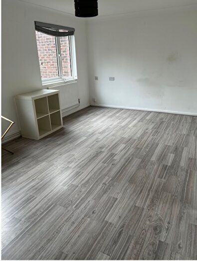 1 Bedroom Flat To Rent In Mile End Road, London, E1