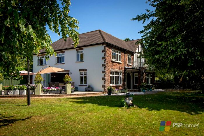 4 Bedroom Detached House For Sale In Cuckfield Road, Burgess Hill, RH15