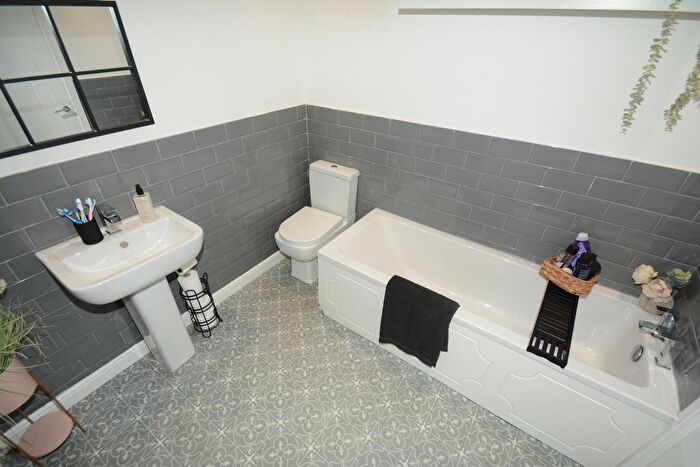 3 Bedroom Terraced House For Sale In Waverley Crescent, Droylsden, M43