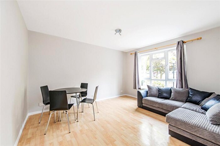 2 Bedroom Flat To Rent In Primrose Court, Hydethorpe Road, London, SW12