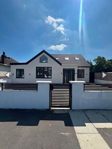 6 Bedroom Detached House To Rent In Ashley Avenue, Ilford, IG6