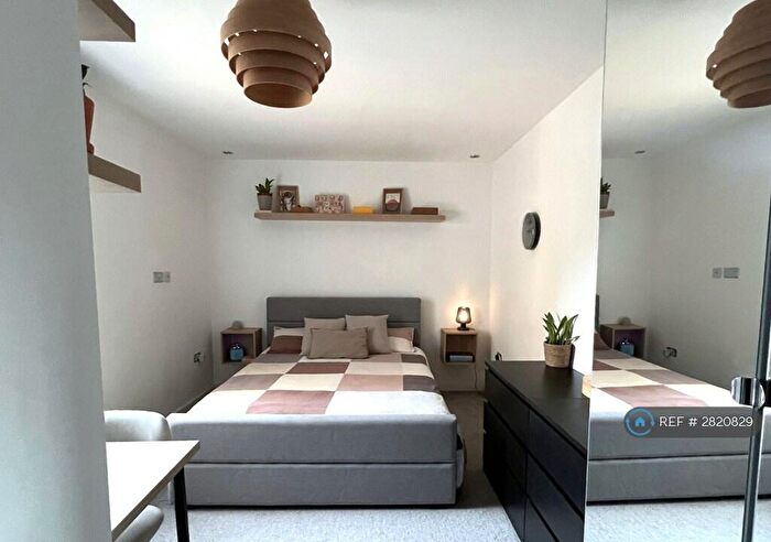 2 Bedroom Flat To Rent In Coppetts Road, London, N10