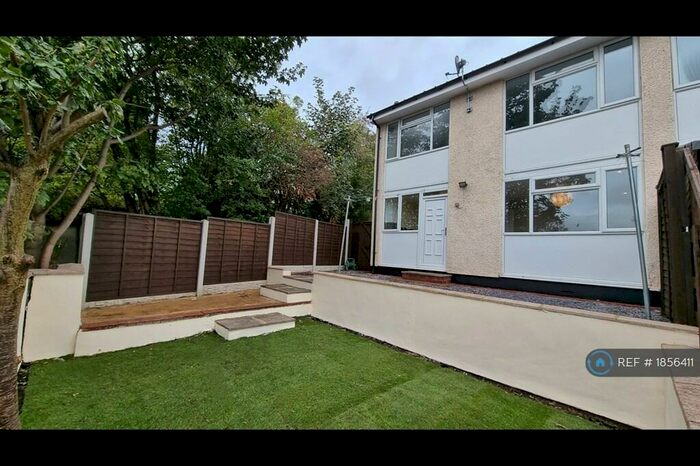 3 Bedroom Semi-Detached House To Rent In Wood Lane, Farnley, Leeds, LS12