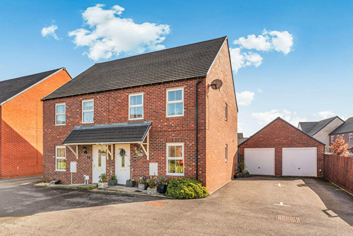 3 Bedroom Semi Detached House For Sale In Hobby Road, Banbury, OX15