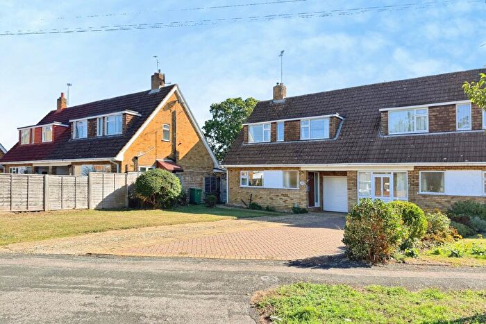 3 Bedroom Semi-Detached House For Sale In Anglesey Avenue, Farnborough, Hampshire, GU14