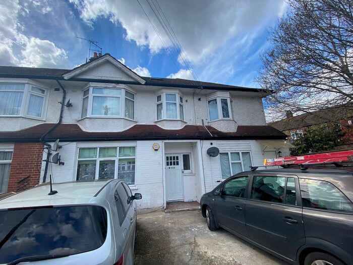 2 Bedroom Flat To Rent In Ecclesbourne Close, Palmers Green, N13